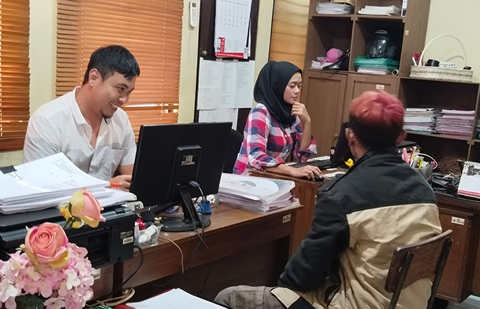 SUDAH PULANG: Korban ADJ saat dilakukan pemeriksaan oleh tim Satgas TPPO Polres Purworejo Senin (21/8/23).