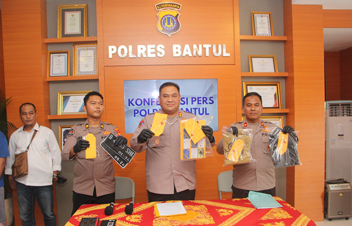 BARANG BUKTI: Jajaran Polres Bantul menangkap pelaku pencurian di ATM berinisial SAP, 25, beserta barang bukti yang ditunjukkan di Mapolres Bantul Senin (21/8/23).Gregorius Bramantyo/Radar Jogja&nbsp;