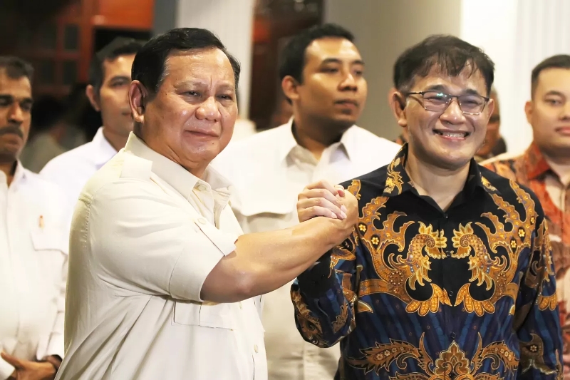 SILATURAHMI: Ketum Partai Gerindra Prabowo Subianto bersama Politikus PDIP Budiman Sudjatmiko saat pertemuan di Jakarta Selasa (18/7/2023). (DERY RIDWANSAH/JAWAPOS.COM)