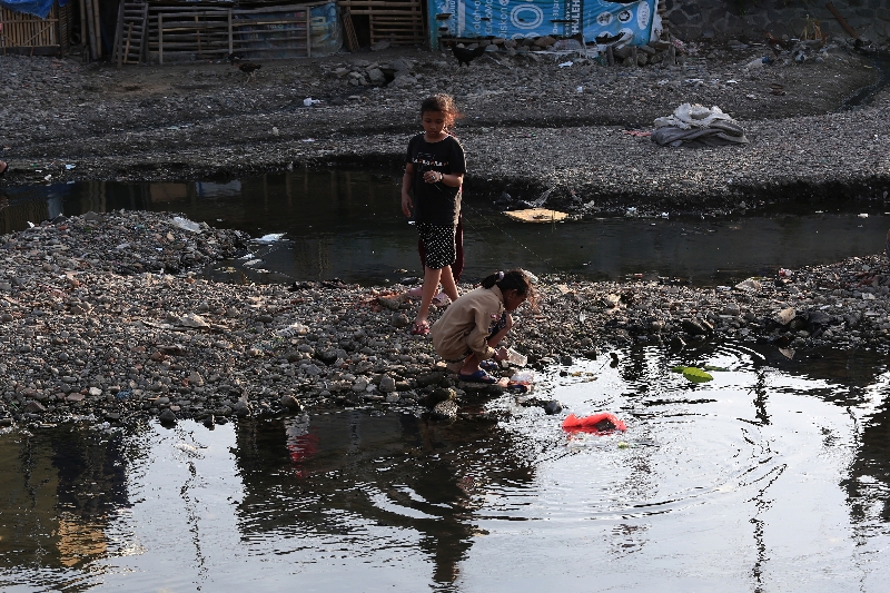 KRISIS: Kondisi Sungai Code yang mengalami penyusutan air di kawasan Prawirodirjan, Kecamatan Gondomanan, Kota Jogja, Minggu (20/8). (Guntur Aga Tirtana/Radar Jogja)