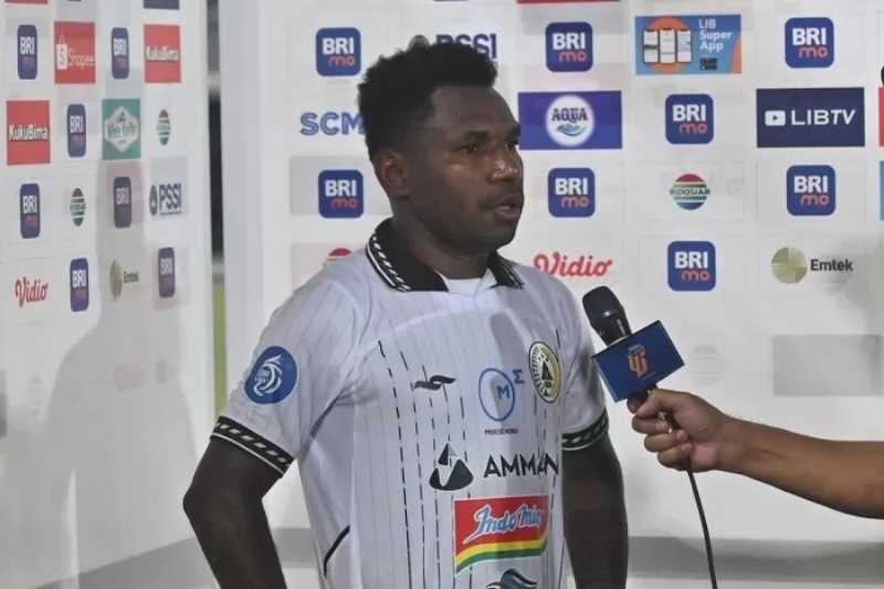 THE MAN: Ricky Cawor usai dinobatkan sebagai man of the match di pertandingan Persita kontra PSS Sleman. Ricky optimistis dengan peluang timnya menghadapi Persebaya. (Badan Liga Indonesia)