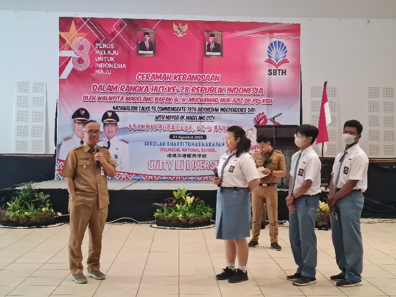 DIALOG: Wali Kota Magelang Muchamad Nur Aziz menyapa para siswa di Sekolah Bhakti Tunas Harapan (SBTH) Kota Magelang, Senin (21/8). (Naila Nihayah/Radar Jogja)
