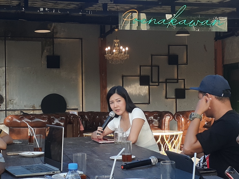 MODERN: Direktur utama PSIM Jogja Liana Tasno saat berbincang dengan para wartawan, kemarin (21/8) sore di Ndalem Poenokawan Jogja. (RIZKY WAHYU/RADAR JOGJA)