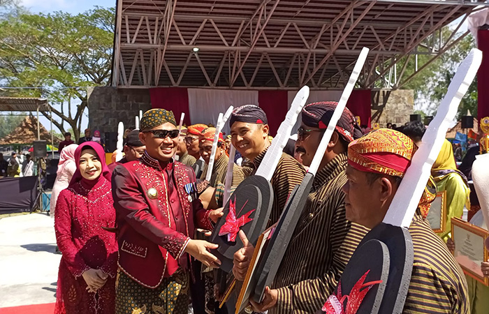 SANG JUARA: Bupati Kebumen Arif Sugiyanto didampingi Wakil Bupati Ristawati Purwaningsih memberikan hadiah mobil secara simbolis kepada pemenang lomba inovasi desa.&nbsp;
