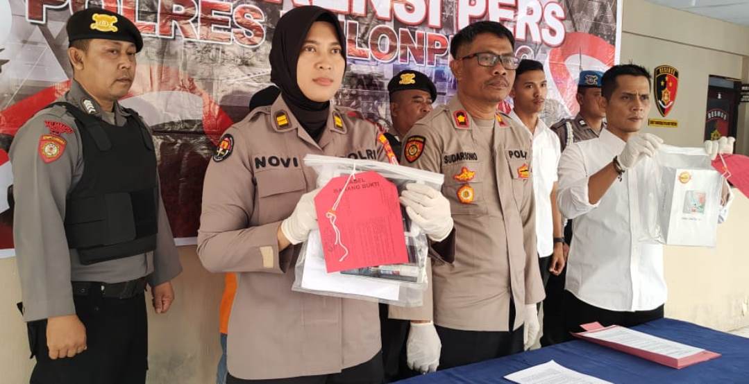NEKAT: Petugas mengungkap kasus pencurian di Polsek Wates Senin (22/8). (Hendri Utomo/Radar Jogja)