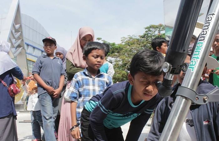 JELAJAH: Kegiatan yang dilakukan Penjelajah Langit beragam. Di antaranya Jogja Meneropong, kegiatan melihat fenomena astronomi seperti gerhana bulan dan matahari.PENJELAJAH LANGIT UNTUK RADAR JOGJA