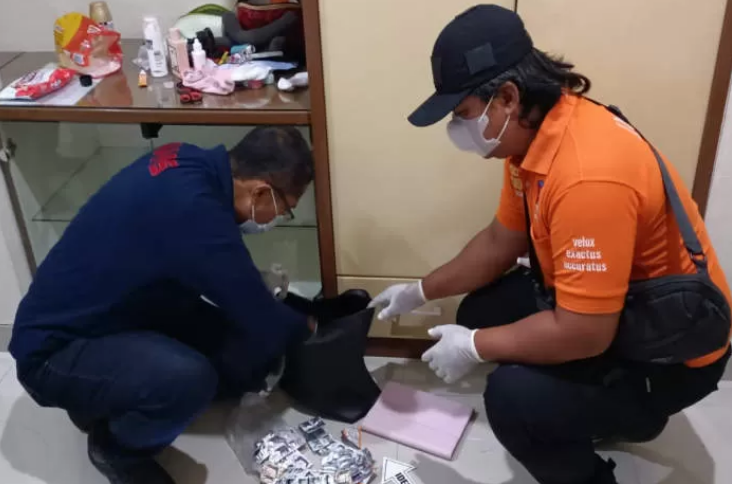 Polisi melakukan olah TKP di kamar kos mahasiswi kedokteran yang Senin (21/8/2023) sore tadi ditemukan meninggal. (M Hariyanto/Jawa Pos Radar Semarang )