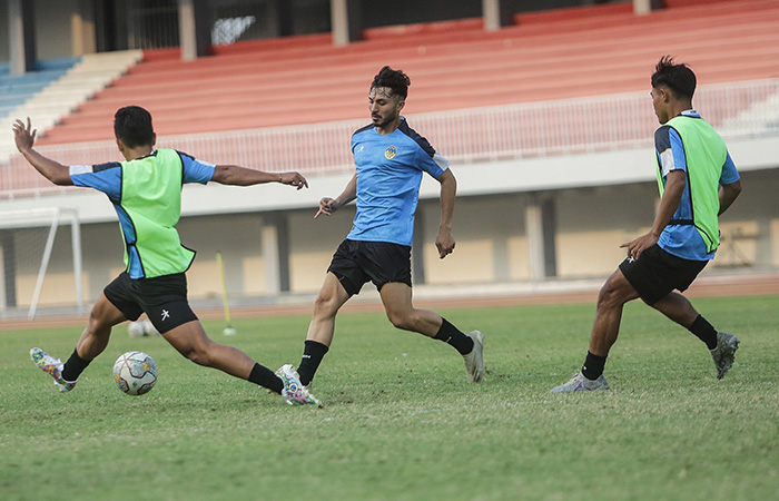 HARAPAN : Skuad Asing PSIM Jogja Andreas Campollo Esswein (tengah) saat mengikuti latihan bersama pemain lain di Stadion Mandal Krida, Selasa (22/8/23). ELANG KHARISMA DEWANGGA/RADAR JOGJA