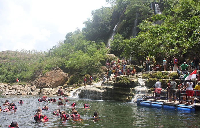 SYAHDU &ndash; Wisatawan menikmati keindahan air terjun Sri Getuk yang terletak di Mungguran II, Bleberan, Playen. Dokumentasi Dinas Pariwisata Gunungkidul