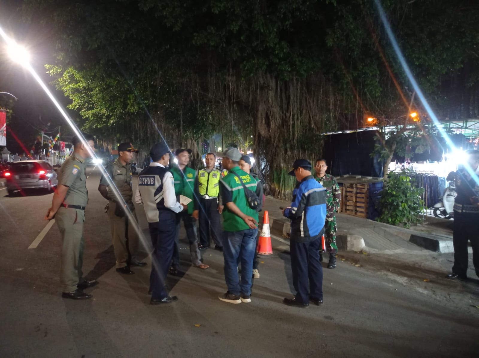 CEK LOKASI Petugas gabungan saat melakukan pemeriksaan kepada pengelola parkir di Lapangan Denggung pada Senin (21/8) malam.