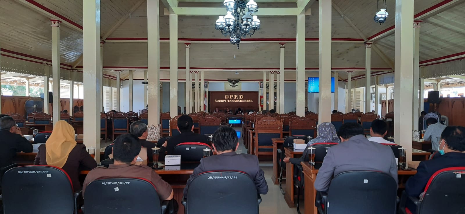 DIBATALKAN: Rapat paripurna rancangan peraturan daerah (perda) tentang pajak daerah dan retribusi yang digelar di Bangsal Sewokoprojo, Wonosari, Selasa (22/8).