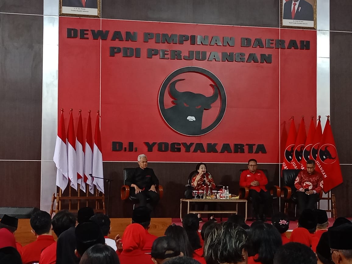 ARAHAN: Megawati Soekarno Putri dan Ganjar Pranowo di kantor DPD PDIP DIY Jalan Tentara Rakyat Mataram Kota Jogja Selasa (22/8).