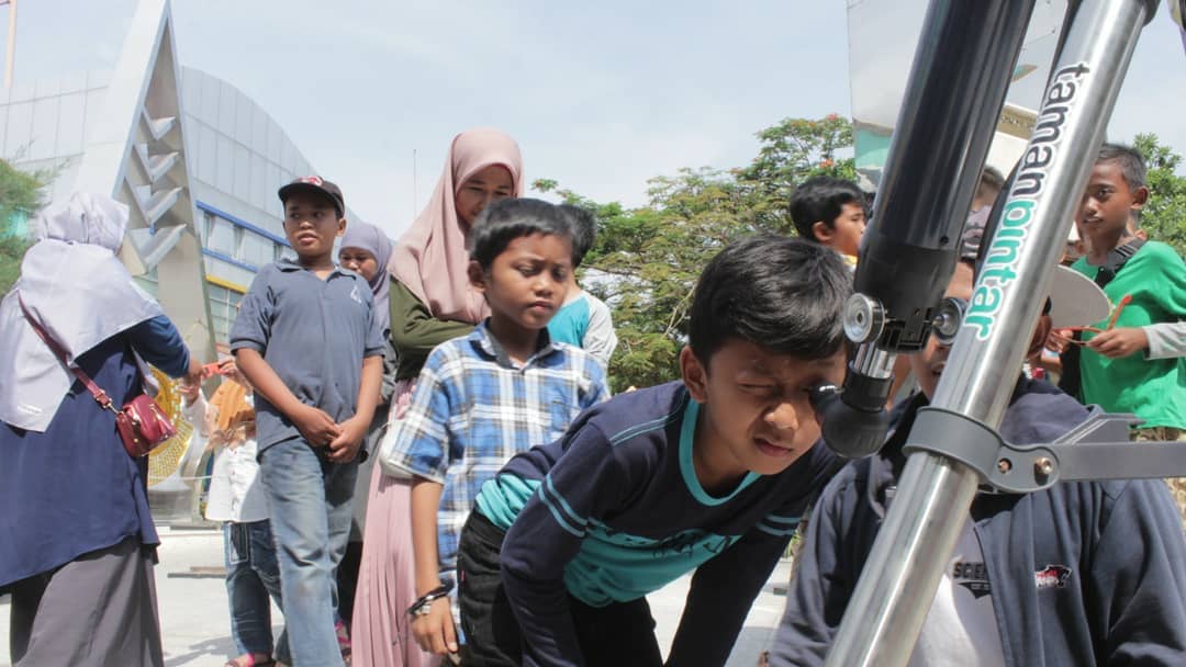 AKTIF: Anggota Penjelajah Langit saat melakukan kegiatan Jogja Meneropong. ((Dok KOMUNITAS PENJELAJAH LANGIT)