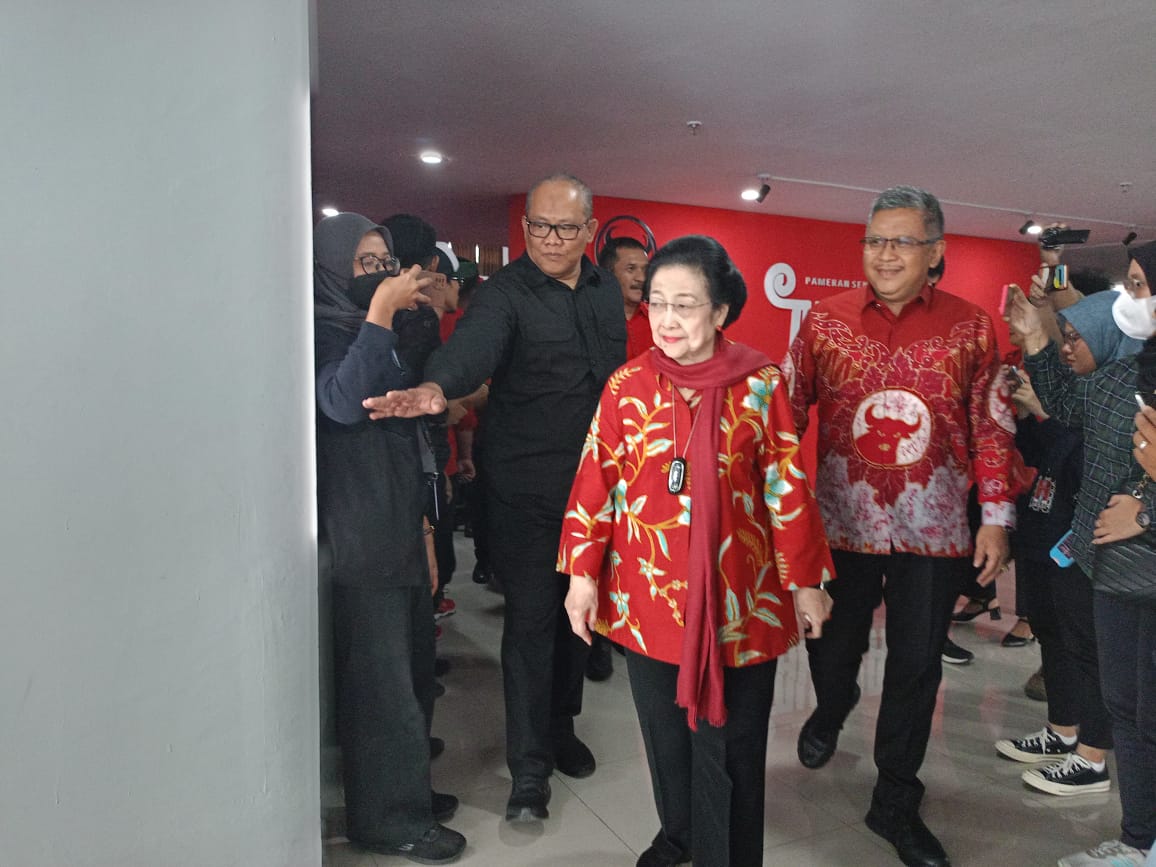 MERAH HITAM: Ketua Umum PDI-P Megawati Soekarnoputri di kantor DPD PDI-P DIY, Selasa (22/8). (Alfi Annissa Karin/ Radar Jogja)