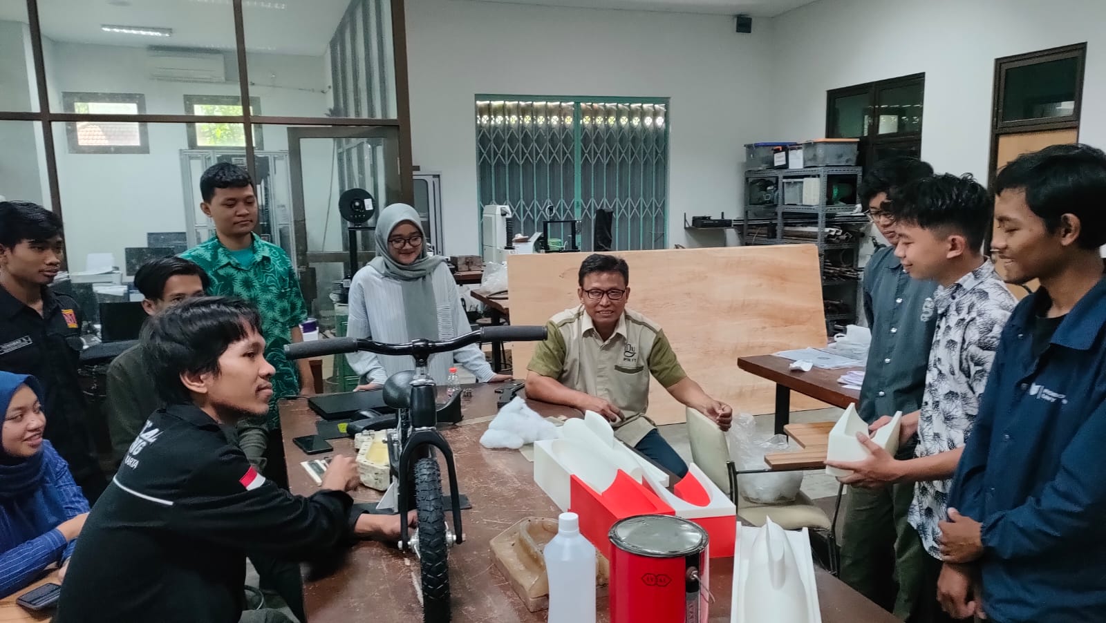 KARYA: Mahasiswa Universitas Negeri Yogyakarta (UNY) merancang balance bike dengan bahan dasar serat rami. (Dok UNY)