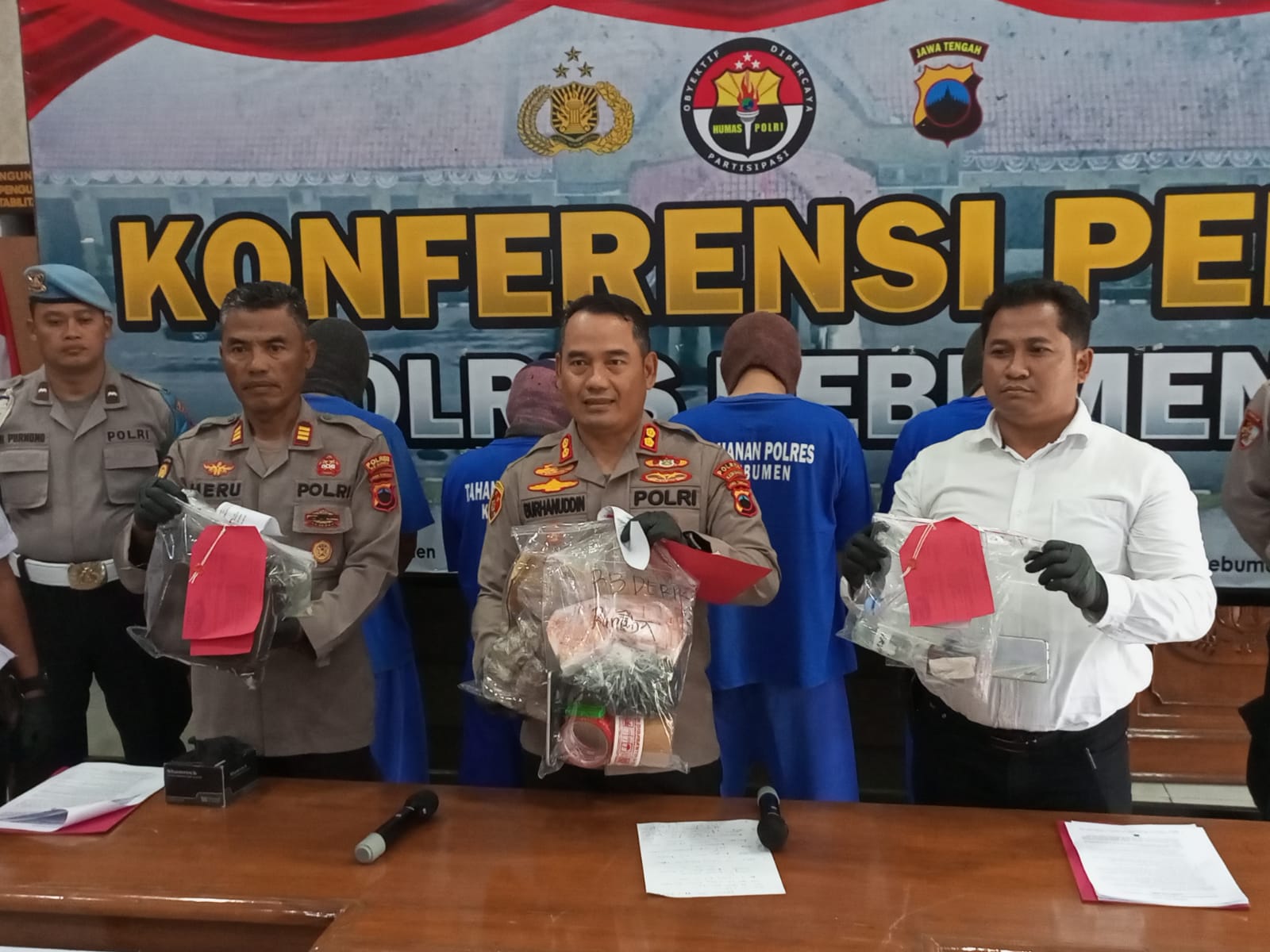 BARANG BUKTI : Jajaran Satresnarkoba berhasil mengamankan pengedar dan pengguna narkotika beserta barang bukti paket sabu yang dimasukkan ke dalam bongkahan batu. (M HAFIED/RADAR KEBUMEN)