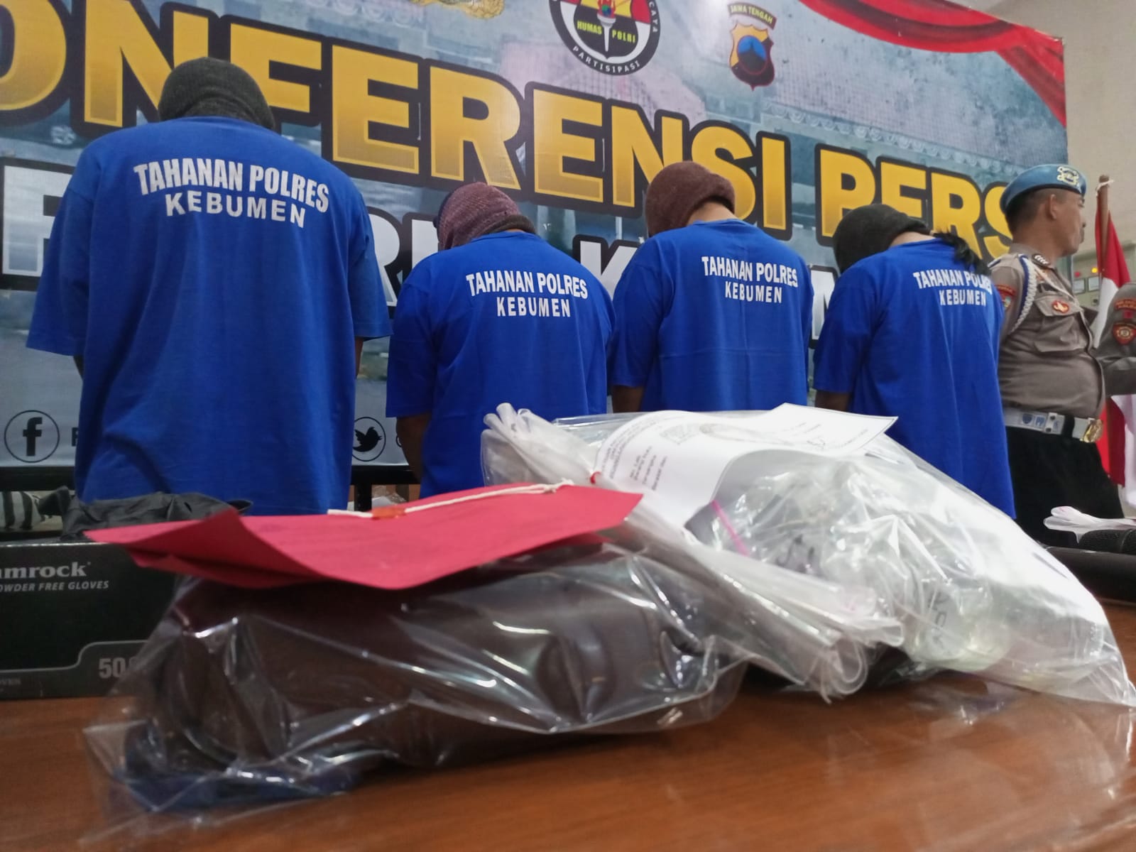 BARANG BUKTI : Jajaran Satresnarkoba berhasil mengamankan pengedar dan pengguna narkotika beserta barang bukti paket sabu yang dimasukkan ke dalam bongkahan batu. (M HAFIED/RADAR KEBUMEN)
