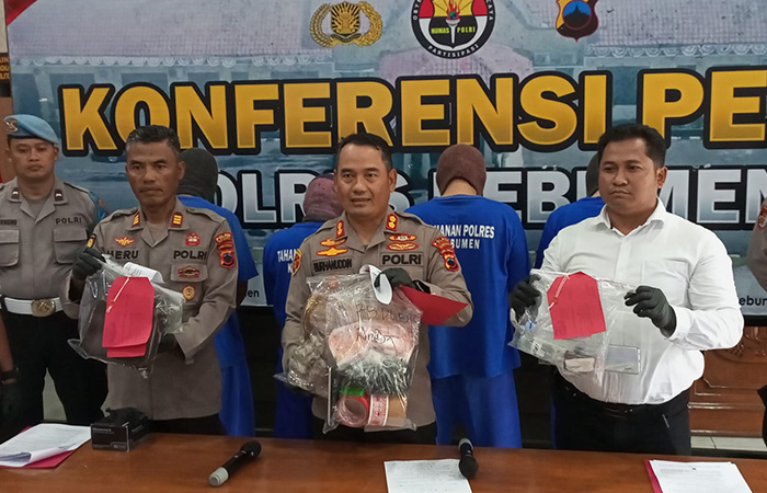 BARANG BUKTI : Jajaran Satresnarkoba berhasil menangkap pengedar dan pengguna narkotika beserta barang bukti paket sabu yang dimasukkan ke dalam bongkahan batu.