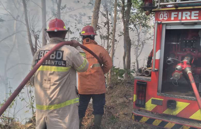 EVAKUASI: Petugas pemadam kebakaran saat memadamkan api yang membakar Sultanaat Grond (SG) di Dusun Nawungan I, Selopamioro Senin (21/8/23).