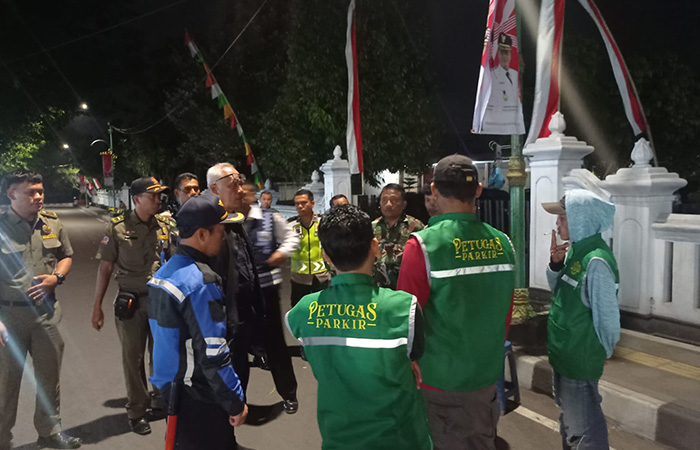 CEK TKP:&nbsp;Petugas gabungan saat melakukan pemeriksaan kepada pengelola parkir di Lapangan Denggung pada Senin (21/8/23) malam.