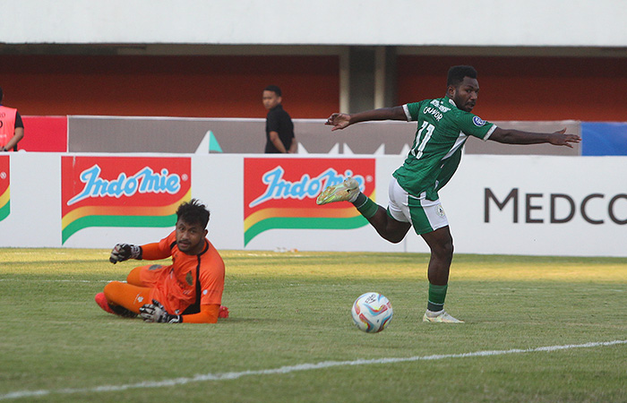 PRODUKTIF: Ricky Cawor saat menjebol gawang Bhayangkara FC dalam laga di Maguwoharjo International Stadium (MagIS), Sleman.GUNTUR AGA TIRTANA/RADAR JOGJA