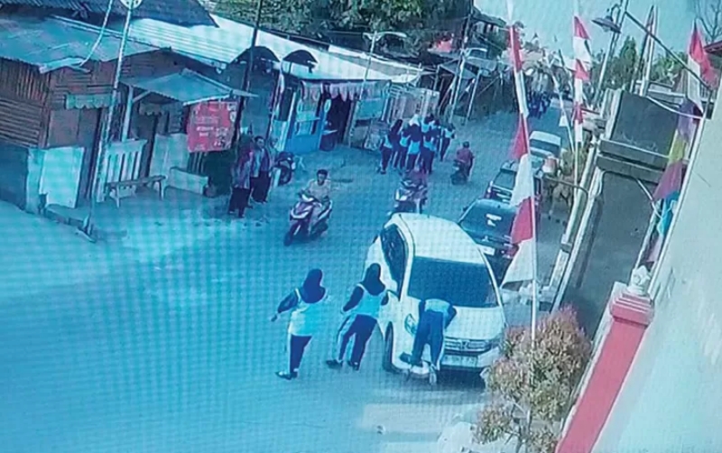KASIHAN: Tangkapan video CCTV erkait siswi SMKN 1 Banyudono yang ditabrak mobil yang dikendarai guru. Korban terseret hingga beberapa meter dan dibawa ke rumah sakit. (ISTIMEWA)