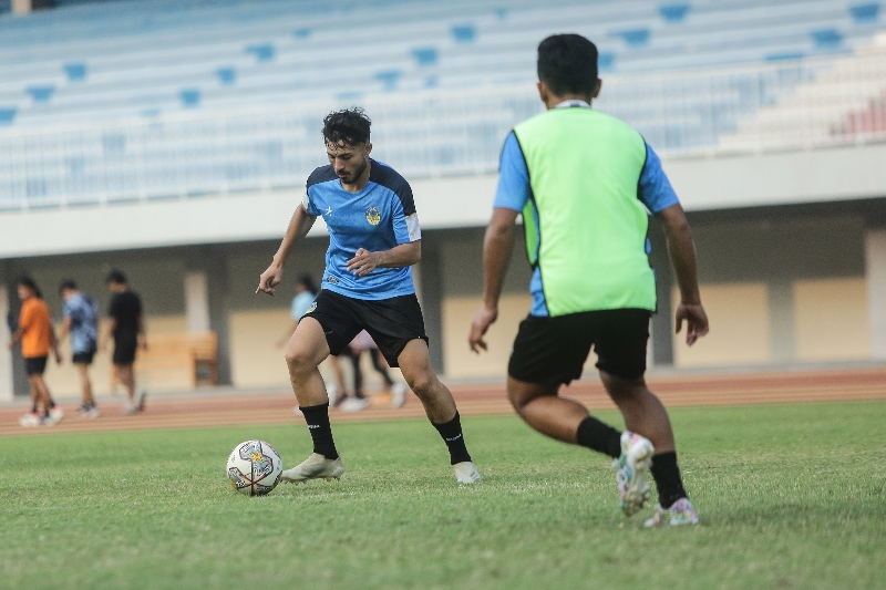 TRAINING: Pemain PSIM Andreas Campollo Esswein berlatih di Stadion Mandala Krida Selasa (22/8). (Elang Kharisma Dewangga/Radar Jogja)