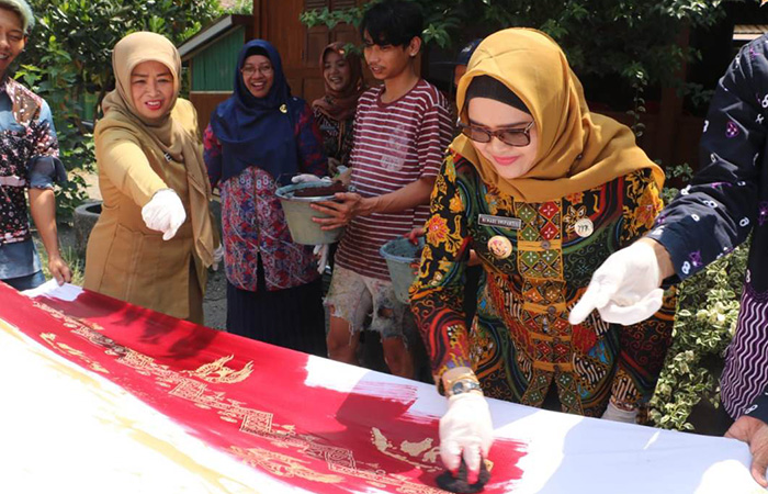 FENOMENAL: Pj Bupati Kulon Progo Ni Made Dwipanti Indrayanti ikut turun dalam membuat batik 78 meter di Sentra Produksi Batik Sembung Lendah, Kapanewon Lendah, Selasa (22/8/23).
