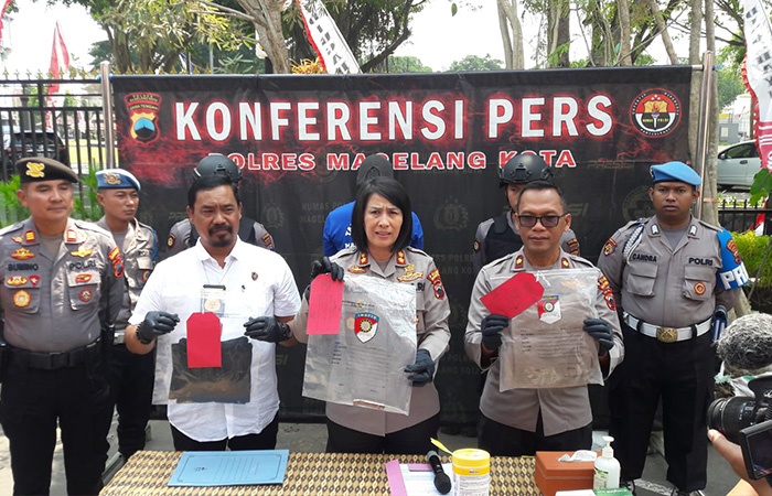 GELAR PERKARA: Kapolres Magelang Kota didampingi Kasat Reskrim Polres Magelang Kota saat konferensi pers Selasa&nbsp;(22/8/23).Dokumentasi Humas Polres Magelang Kota