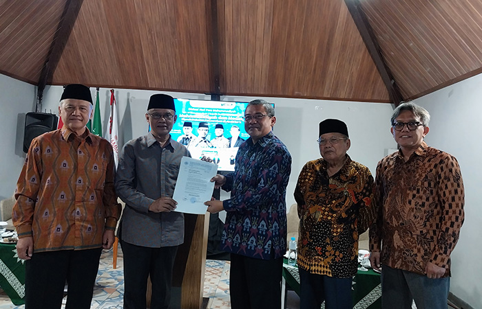 MOMENTUM: Penyerahan surat usulan Majalah Suara Muhammadiyah jadi warisan budaya benda dan tak benda yang akan dikirim ke pemerintah pusat pada acara seminar memperingati Hari Pers Muhammadiyah