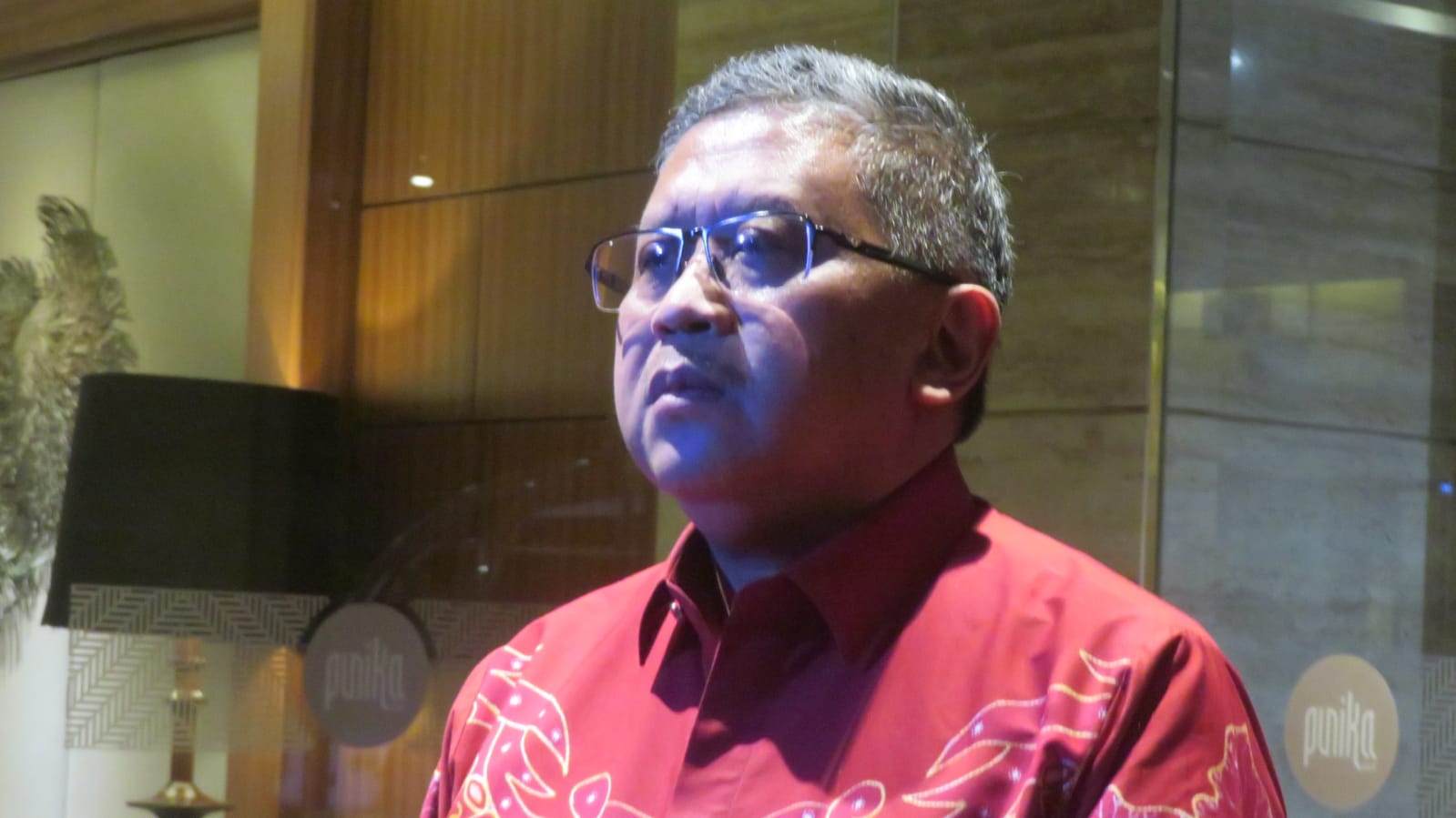 SANTAI: Sekjen PDI Perjuangan Hasto Kristiyanto di Hotel Royal Ambarrukmo, Selasa (22/8). (Dwi Agus/Radar Jogja)