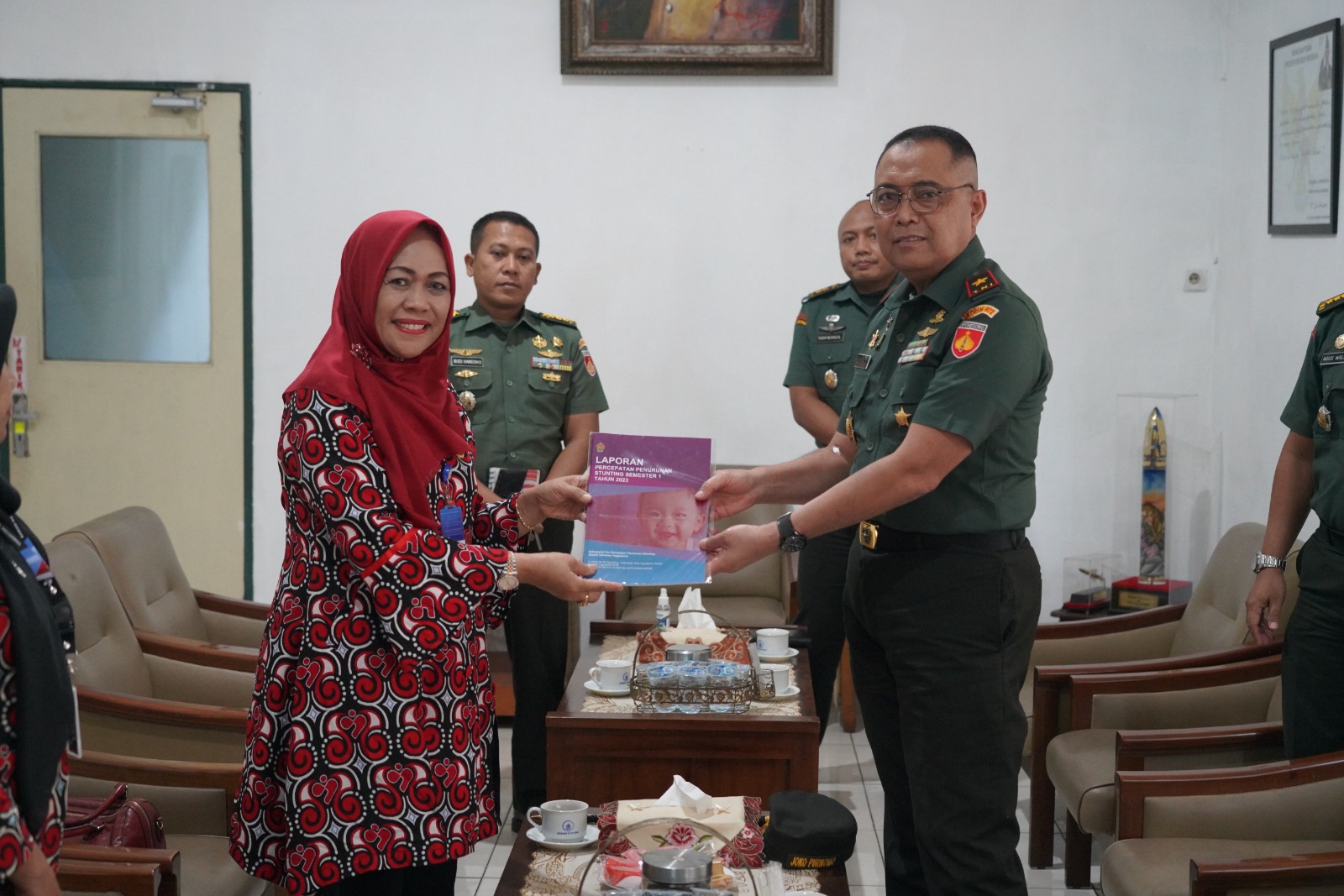 SIAP: Danrem 072/Pamungkas Brigjen TNI Joko Purnomo bersama Kepala BKKBN Propinsi DIY Andi Ritamariani di Ruang Hatta Makorem 072/Pamungkas Jogjakarta Selasa (22/8/2023). (Penrem 072/PMK)