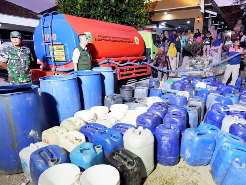KEKERINGAN : BPBD Kebumen mengirim bantuan air bersih di Desa Kalirejo, Kecamatan Karanggayam. (BPBD KEBUMEN UNTUK RADAR KEBUMEN)