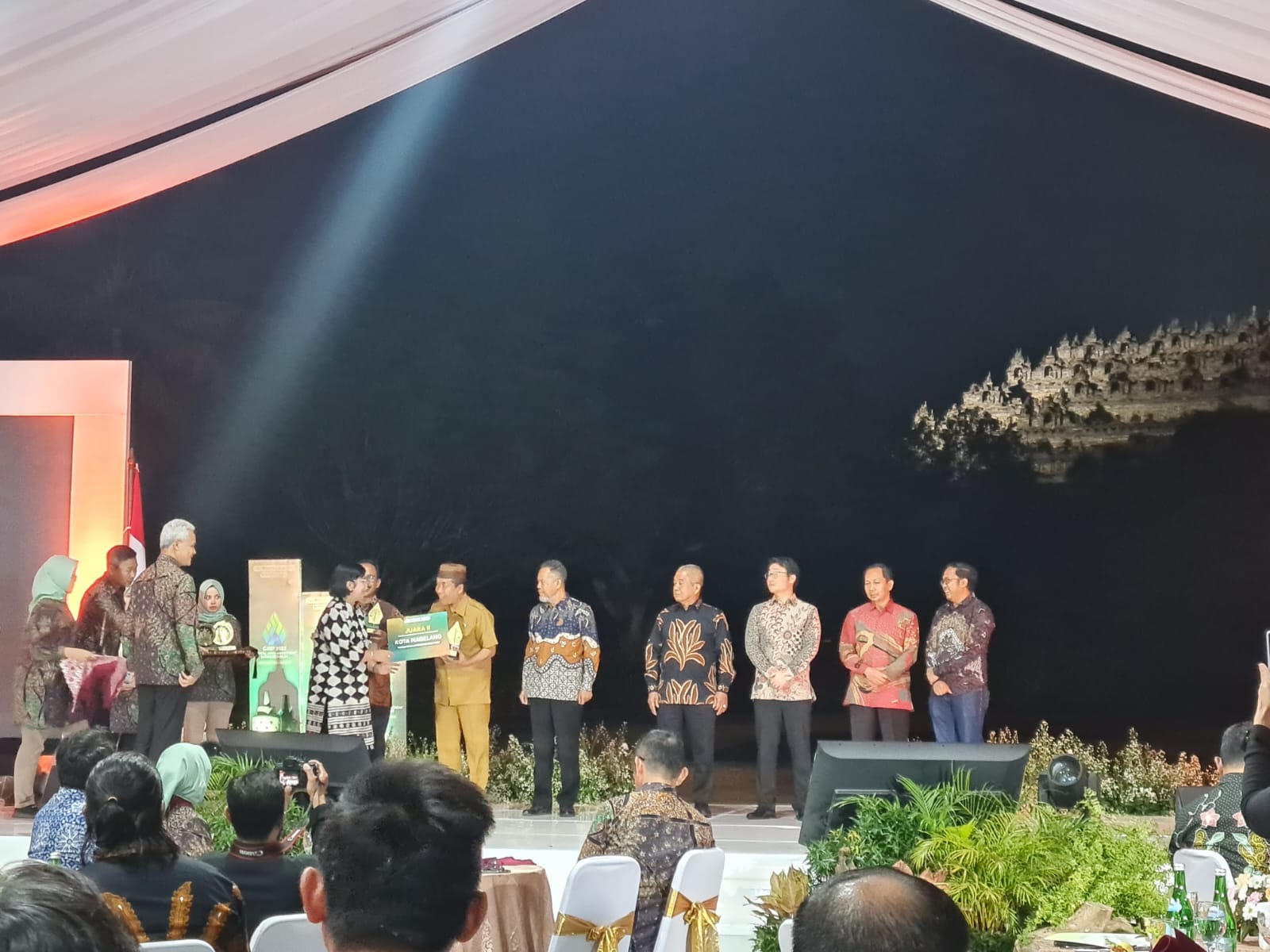 PRESTASI: Deputi Gubernur Senior Bank Indonesia Destry Damayanti didampingi Gubernur Jateng Ganjar Pranowo saat memberikan penghargaan Pemkot Magelang, Senin malam (21/8). (Naila Nihayah/Radar Jogja)