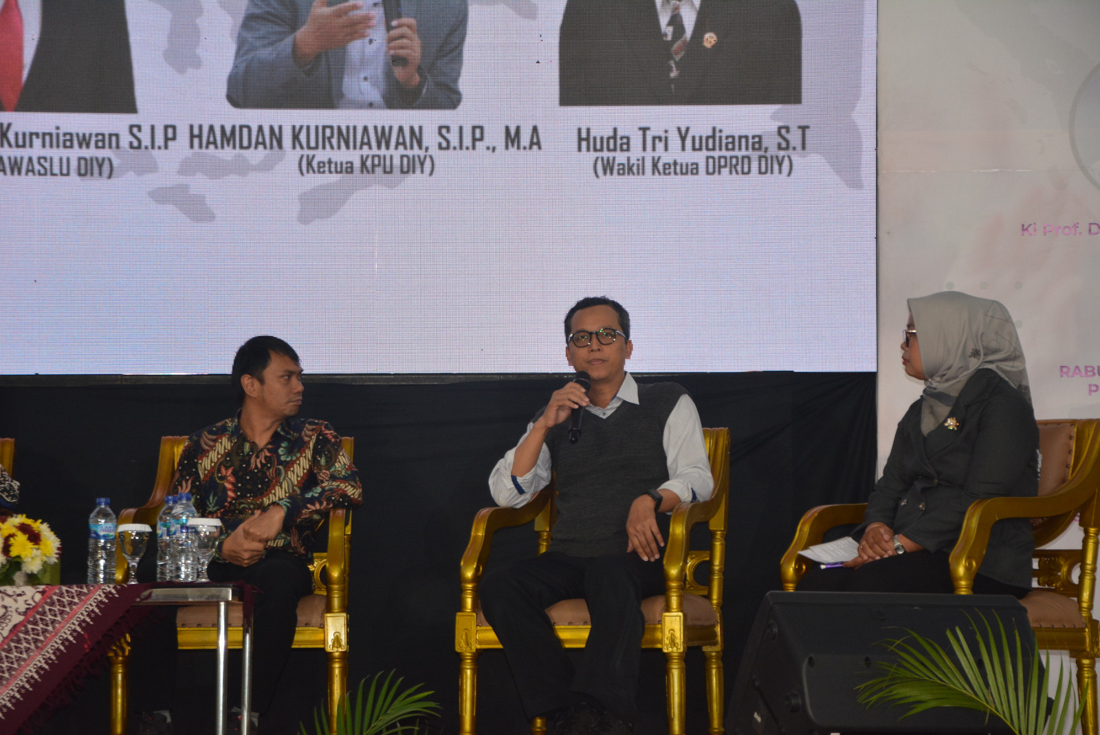 SOSIALISASI: Ketua KPU DIy Hamdan Kurniawan saat memberikan paparan di Universitas Sarjanawiyata Tamansiswa (UST), Rabu (23/8). (Alfi Annissa Karin/ Radar Jogja)
