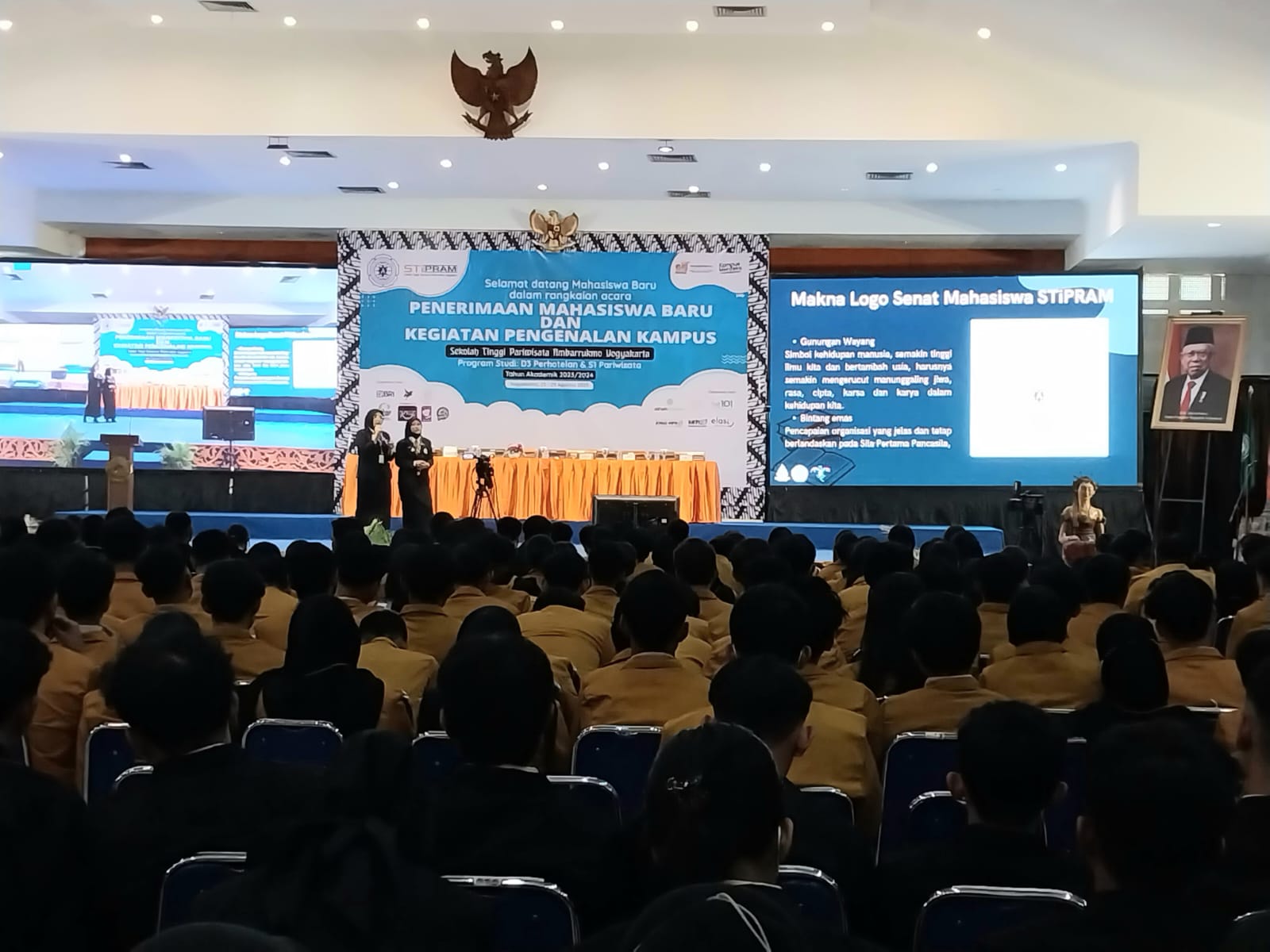 LINDUNGI: Sebanyak 750 mahasiswa baru disambut di Kampus STIPRAM, Rabu (23/8/2023). (Wulan Yanuarwati/Radar Jogja)