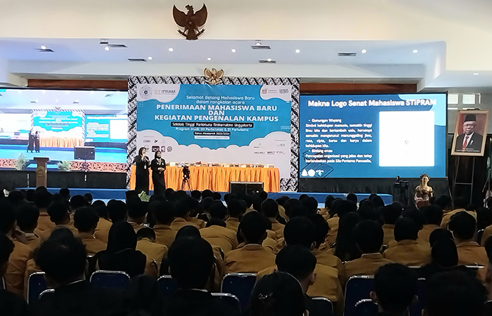TAHUN AJARAN BARU: Sebanyak 750 mahasiswa baru disambut di Kampus STIPRAM Rabu (23/8/23).WULAN YANUARWATI/RADAR JOGJA