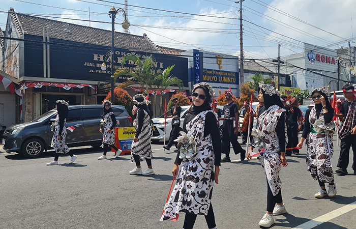 ATRAKTIF: Para peserta karnaval budaya Kecamatan Muntilan tampak bersemangat meskipun cuaca sedang terik, Senin (21/8/23).NAILA NIHAYAH/RADAR JOGJA