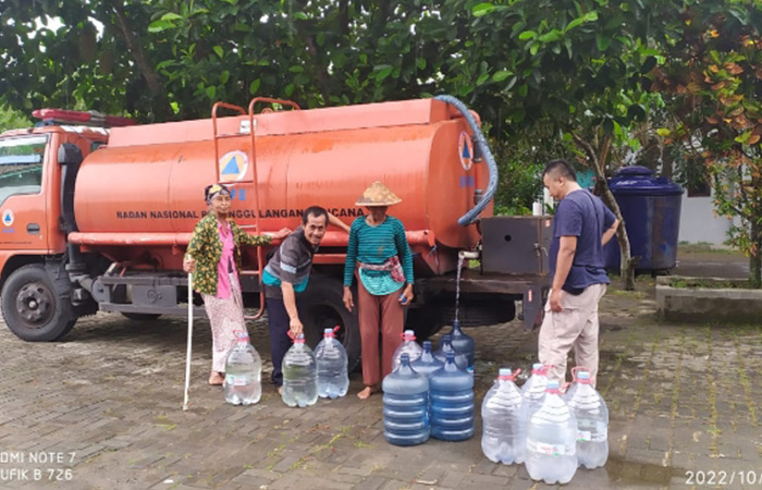 DAMPAK KEMARAU:&nbsp;Kegiatan droping air yang dilakukan oleh BPBD Sleman.DOKUMENTASI BPBD SLEMAN