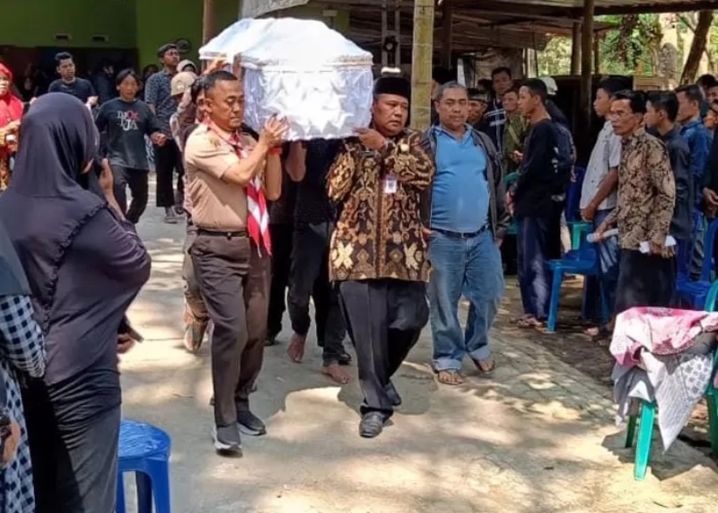 DUKA: Kepala Disdikbud Karanganyar Yopi Eka Jati Wibawa (tiga dari kiri) mengusung peti jenazah salah satu siswa SMPN 1 Jumantono yang menjadi korban kecelakaan. (RUDI HARTONO/RADAR SOLO)