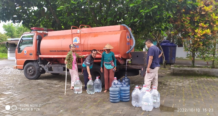 DROPPING AIR : Ilustrasi kegiatan dropping air yang dilakukan oleh BPBD Sleman. (sumber dok BPBD Sleman)