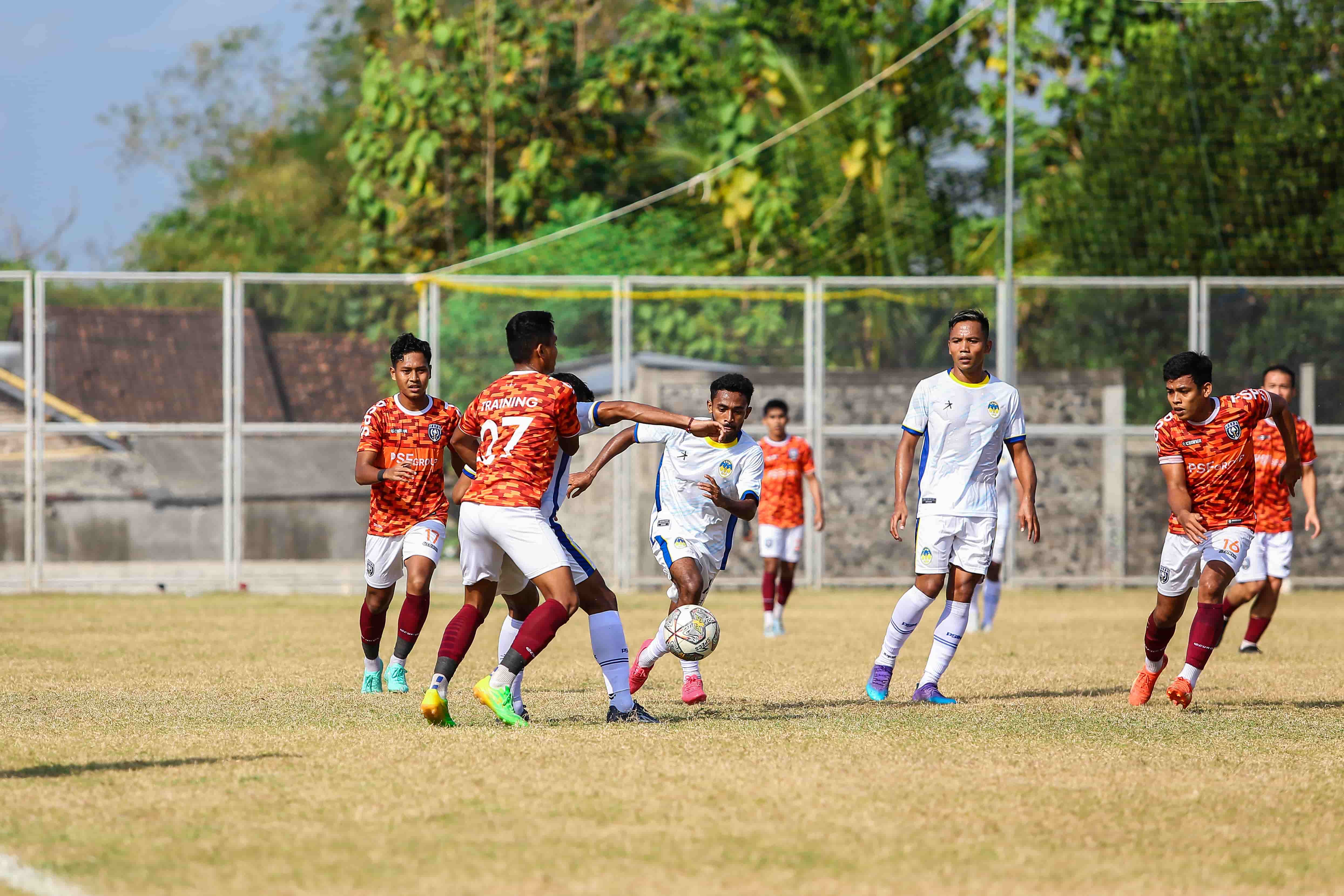 PENCETAK GOL: Winger PSIM Jogja Ari Mirang dan gelandang Bryan Cesar berebut bola dengan pemain PSPS Riau dalam uji coba PSPS Raiu di Lapangan Banyurejo, Tempel, Rabu (23/8) pagi