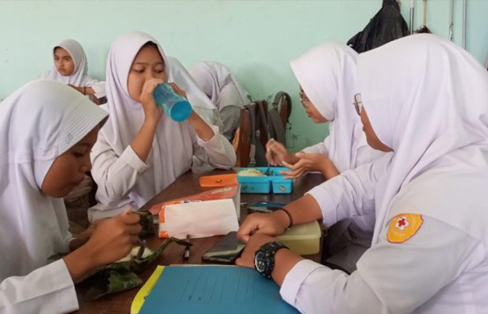 RAMAH LINGKUNGAN: Siswa MAN 3 Bantul saat menggunakan tempat makan dan minum yang bisa kembali dipakai untuk mengurangi sampah plastik.Dokumentasi MAN 3 Bantul