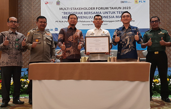 KOMITMEN &ndash; Kesepakatan kerja sama dengan penandatangan kerja sama Multi Stakeholder Forum Tahun 2023 di Hotel Santika, Logandeng, Playen, Rabu (23/8/23).&nbsp;Gunawan/Radar Jogja