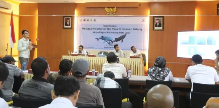 LINDUNGI SATWA : Peneliti dan Dosen Universitas Mataram Nusa Tenggara Barat Mahardika menyampaikan hasil penelitiannya terkait keberadaan Ikan Hiu Paus yang muncul di perairan Batang, Rabu (23/8/2023)