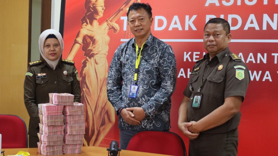 TUMPUK: Uang yang dikembalikan oleh Krido Suprayitno di Kejati DIY. (Dok Kejati DIY/Radar Jogja)
