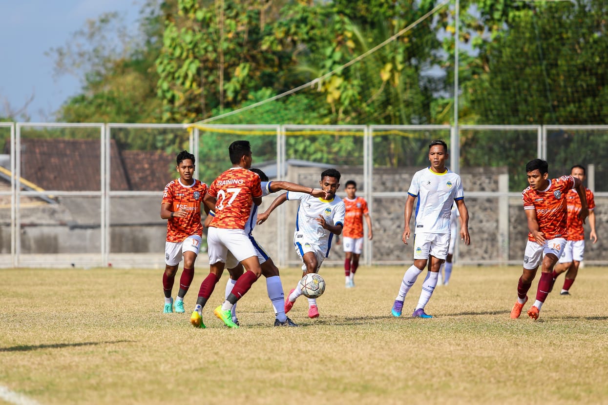 JANGAN PUAS: PSIM Jogja saat berlaga melawan uji coba PSPS Raiu di Lapangan Banyurejo, Tempel, Rabu (23/8) pagi. (Dok PSIM)