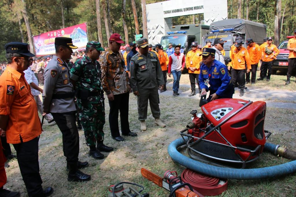 CEK ALAT: Kapolresta Magelang bersama Dandim 0705/Magelang dan pejabat lainnya saat memeriksa peralatan yang disiapkan apabila terjadi kebakaran hutan dan lahan.