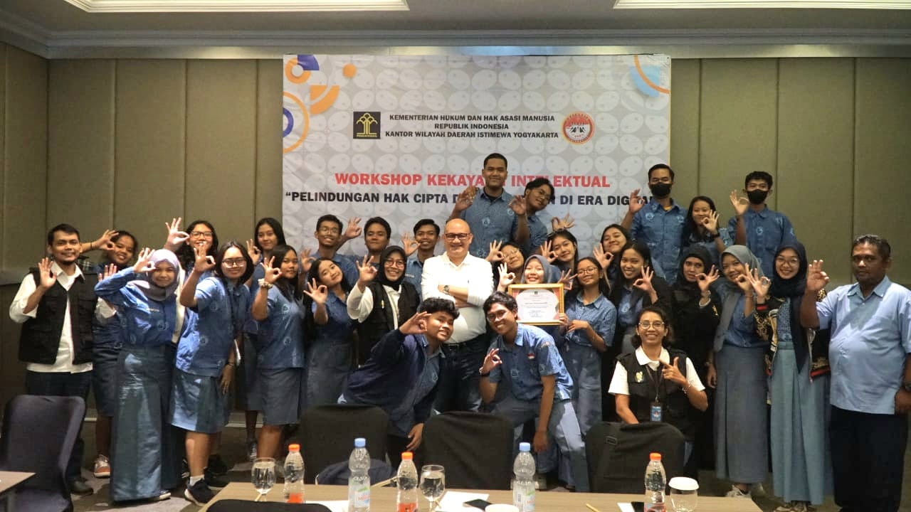 LINDUNGI: Kemenkumham DIY mendukung seniman muda melindungi hak cipta dari karyanya dalam workshop kekayaan intelektual di Hotel Grand Rohan Jogjakarta, Selasa (22/8). (Humas Kemenkumham DIY)