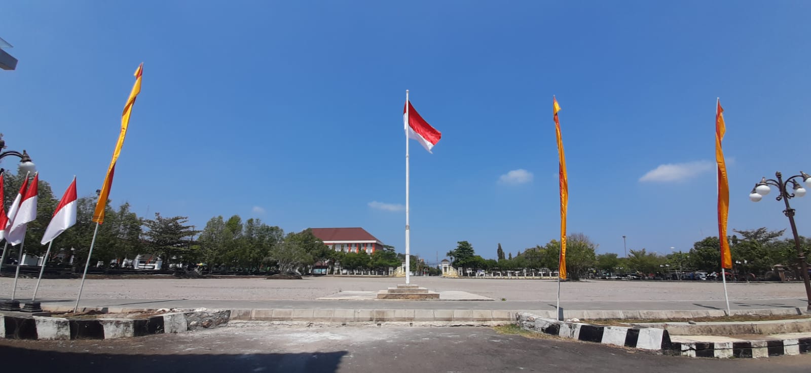 SEWA NAIK: Kondisi terkini Alun-Alun Wonosari setelah dilakukan revitalisasi dengan leveling atau meratakan kemarin (24/8). (Gunawan/Radar Jogja)